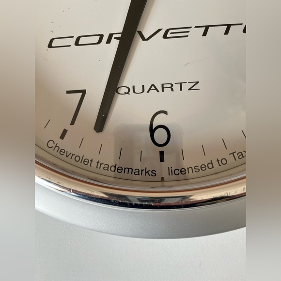 Rare Chevrolet Corvette Cars Quartz Wall Clock with Day/Date Silver Gray Black - Picture 3 of 9